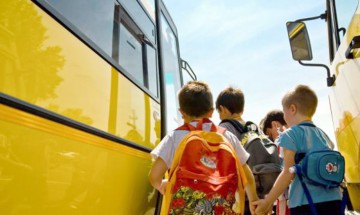 Tinerii atenţionează Guvernul: Naveta elevilor, povară pentru părinți